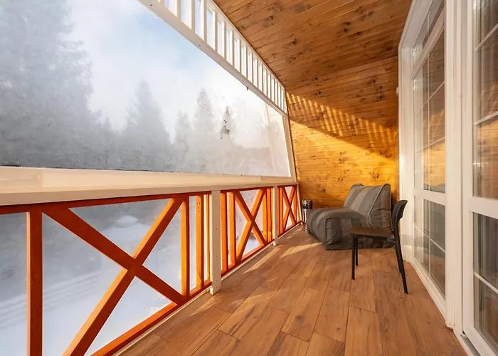 Freeman-1b двоповерховий з кухнею, альтанкою, грилем 8місний