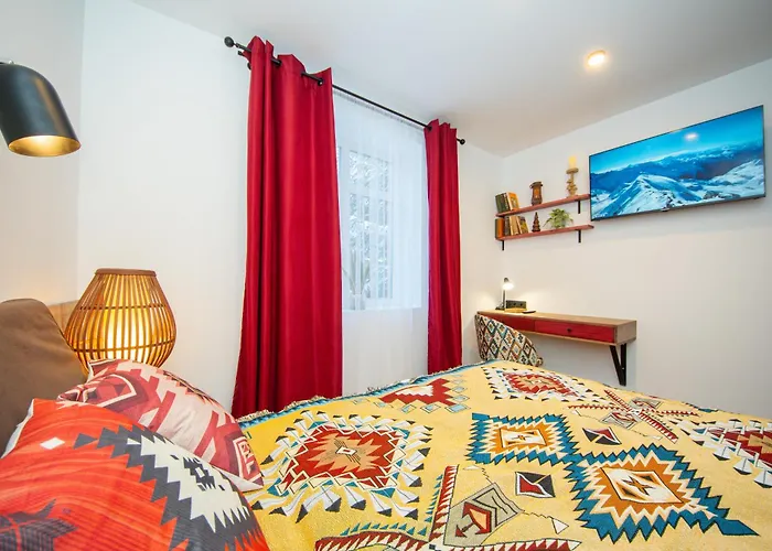 Freeman-1b двоповерховий з кухнею, альтанкою, грилем 8місний 别墅