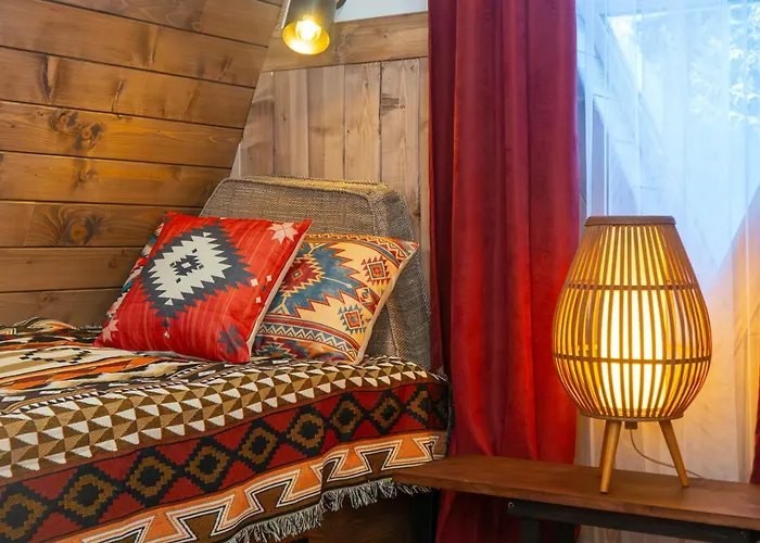 Freeman-1b двоповерховий з кухнею, альтанкою, грилем 8місний *